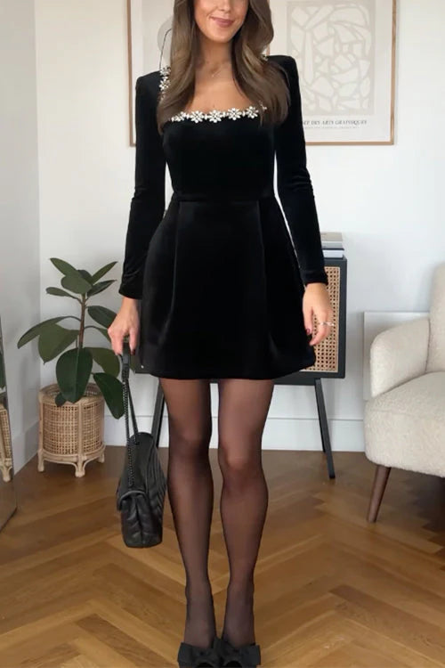 Emilia - Elegantes Samtkleid mit stilvollem quadratischem Ausschnitt