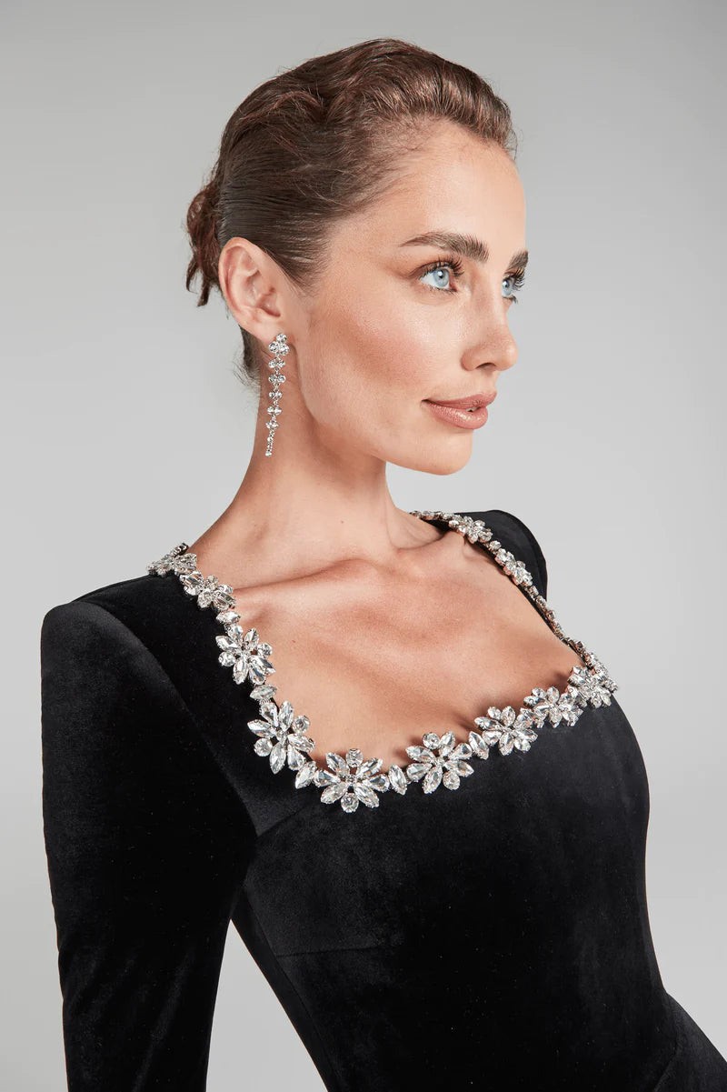 Emilia - Elegantes Samtkleid mit stilvollem quadratischem Ausschnitt