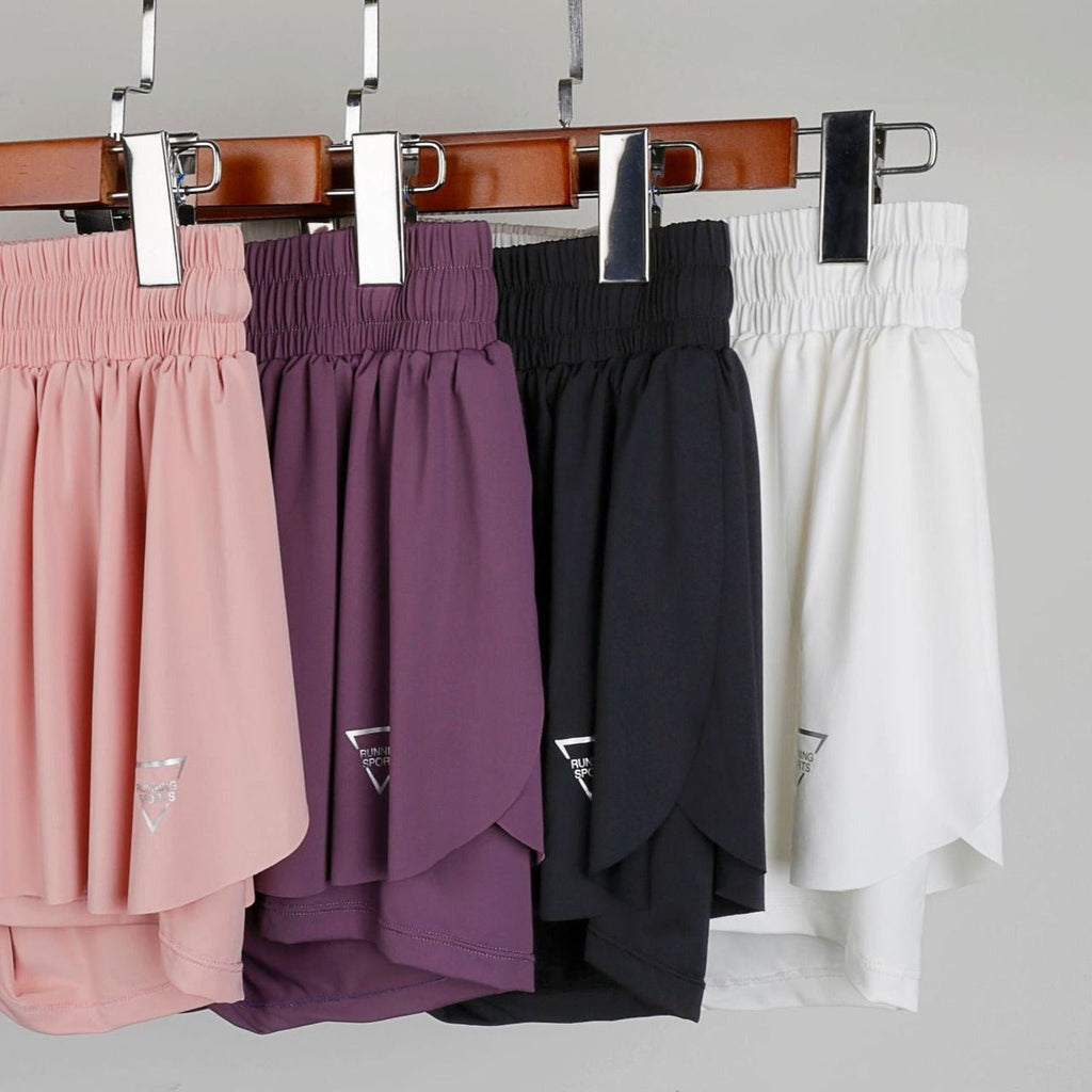 Vielseitige Tennisshorts mit doppellagigem Design-Detail