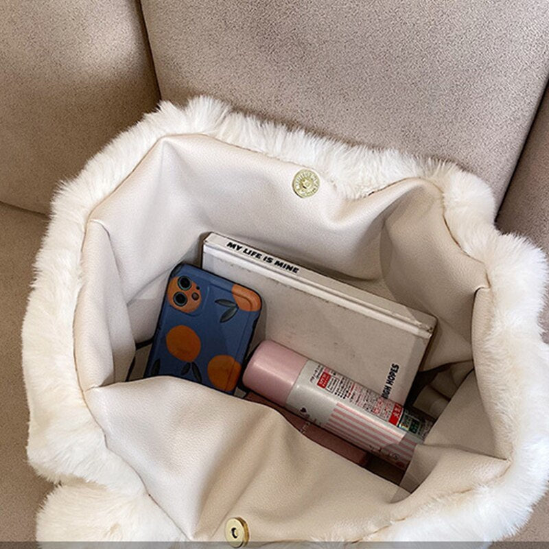 Dante Plüsch-Handtasche: Ein stilvolles und unverzichtbares Winter-Accessoire für Frauen