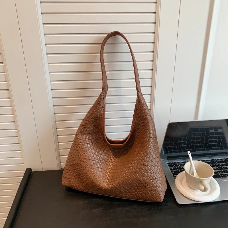 Stilvolle Damenhandtasche in Wassermelonenfarbe