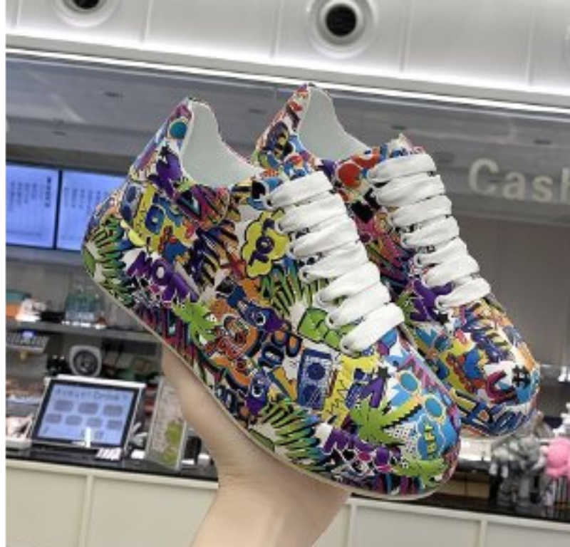 Damen Layered Sneakers mit Graffiti-Druck